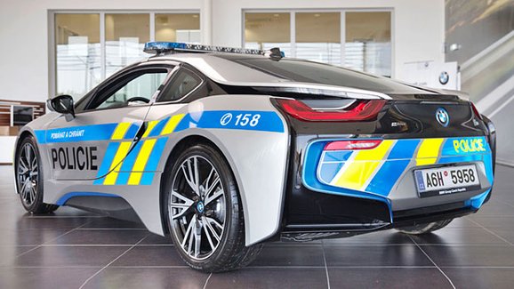 Policejní služba sporťáku BMW i8 nekončí! Čeští policisté se však dočkají inovované techniky