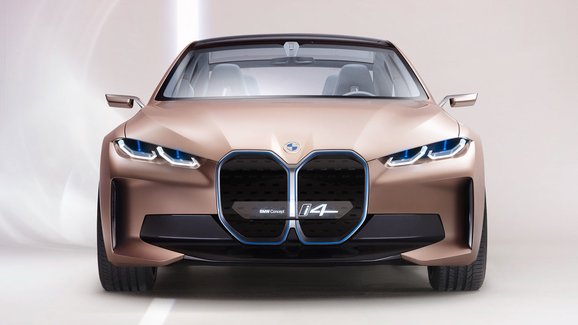 BMW Concept i4 je elektromobil s dojezdem 600 km a prohnutou obrazovkou