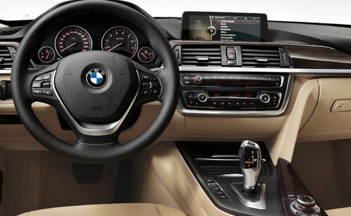 BMW dělá na dotykové obrazovce, ovladače iDrive se však nevzdá