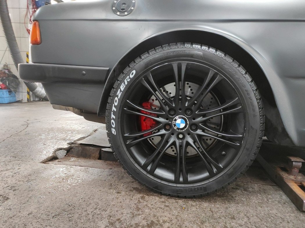 BMW E21 V10