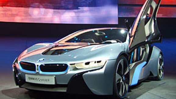 BMW i8: Sportovní plug-in hybrid s tříválcem 1,5 turbo (164 kW, 300 Nm)