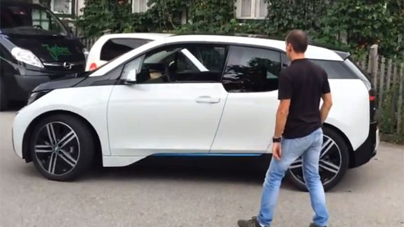 BMW i3 umí zaparkovat samo. Opravdu samo! (video)