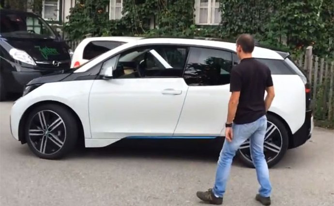 BMW i3 umí zaparkovat samo. Opravdu samo! (video)