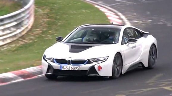 Video: Parádní zvuk BMW i8 a nepochopitelný výpadek na Severní smyčce