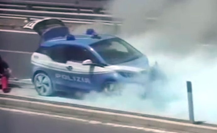 Video: Policejní BMW i3 REX hoří na ulici