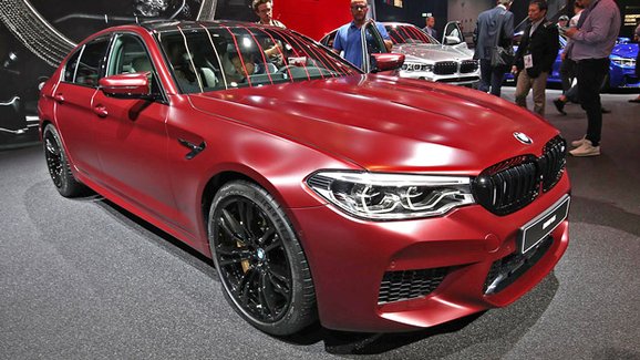 Rudé zjevení ve Frankfurtu: BMW M5 Frozen Red vás rozloží na atomy! Bude jich jenom 400