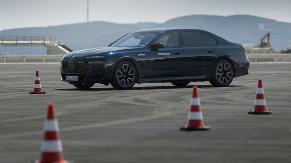 BMW dává nahlédnout do nového testovacího centra pro autonomní řízení u Sokolova