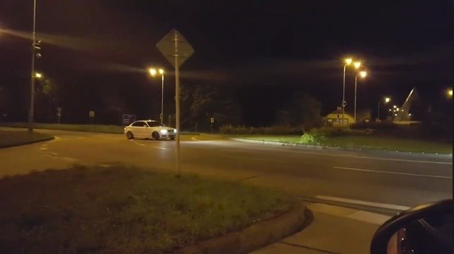 BMW, v jehož troskách zahynul 23letý Jirka, v noci v šílené rychlosti jezdilo po kruhovém objezdu.