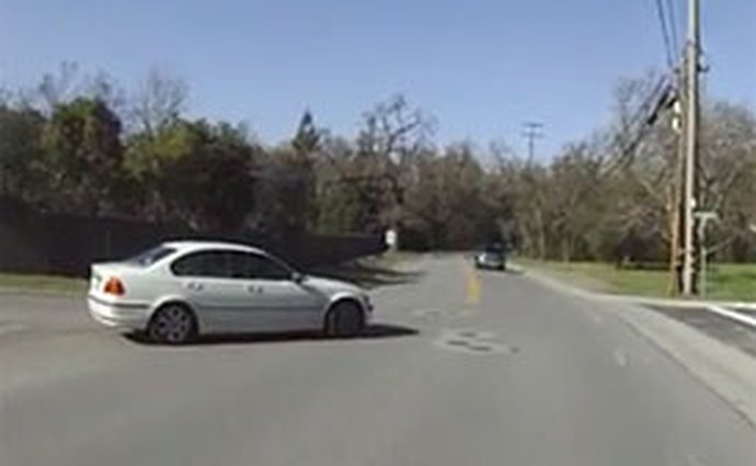Video: Motorkář nemá přednost ani na hlavní