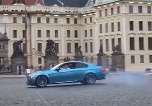 Řidič BMW řádil v Praze. Nebezpečnou jízdou ohrožoval okolí, video pak umístil na sociální síť