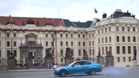 Řidič BMW řádil v Praze. Nebezpečnou jízdou ohrožoval okolí, video pak umístil na sociální síť