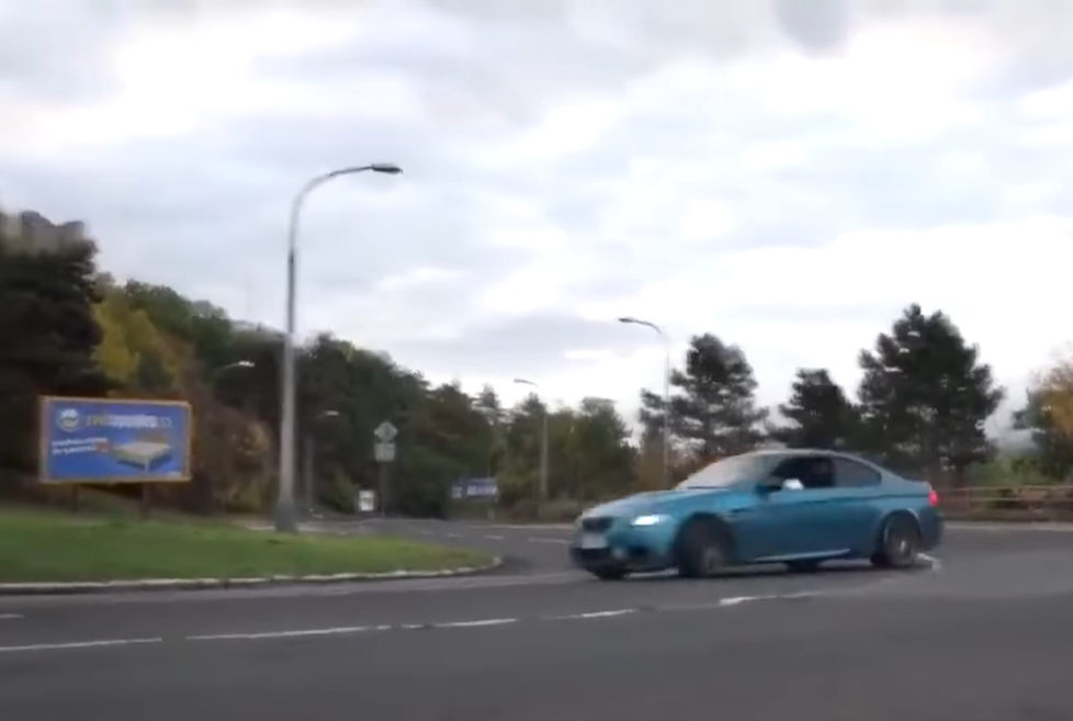 Řidič BMW řádil v Praze. Nebezpečnou jízdou ohrožoval okolí, video pak umístil na sociální síť