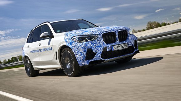 Vodíkové BMW X5 už jezdí. Výkonem se vyrovná benzinovým šestiválcům