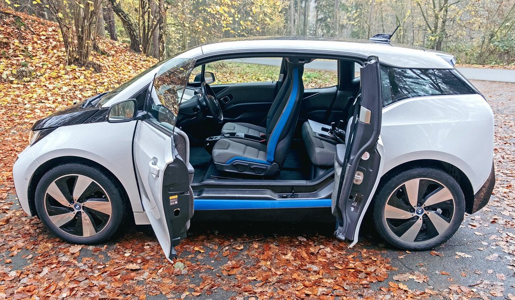 Ač auto vypadá malé, uvnitř je dost místa pro přepravu čtyř lidí s výškou pod 190 cm. Zadní dveře s integrovaným sloupkem B budete proklínat ve chvíli, kdy někdo bude muset ze zadních sedadel vystoupit na přeplněném parkovišti obchodního domu. Sedačky jsou vždy nastavitelné manuálně, prý z ekologických důvodů. Zda zda ze stejného důvodu chybí i bederní opěrka, nevíme. U sedaček doporučujeme také zkontrolovat funkci vyhřívání.