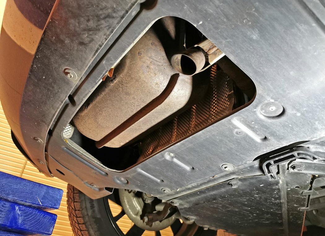 Výfuk verze REX ústí přímo pod motorem. Kratší výfukové potrubí má extra ventilátor pro chlazení. Pokud se do chlazení něco dostane, může hlasitě hvízdat. Pozná se to při zastavení po delší cestě, kdy tento ventilátor může dál pracovat, i když je zbytek auta již vypnutý.