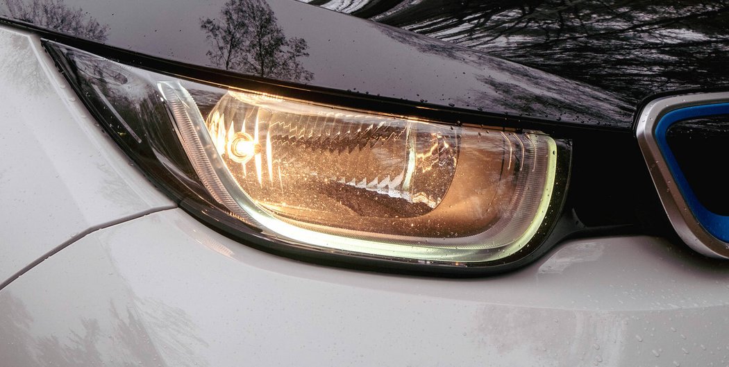 Základní světla moc dobře nesvítí a u auta za milion působí neadekvátně. Příplatkové světlomety LED nabízejí výrazně vyšší komfort při jízdě v noci.