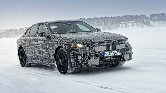 Maskované BMW i5 se poodhaluje ve velké galerii, vznikla při testech za polárním kruhem