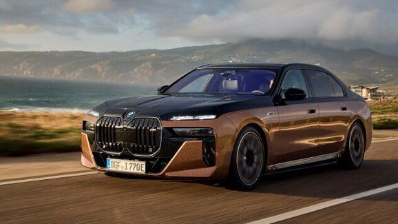 Za volantem nejsilnějšího elektromobilu BMW i7 M70: Drtivá síla a nebeské čalounění