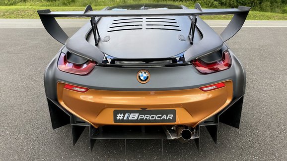 BMW i8 má po úpravě víc výkonu a křídlo, které může závidět i Honda Civic Type R