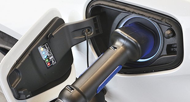 Auto v nabíječce: Tankujeme elektromobil