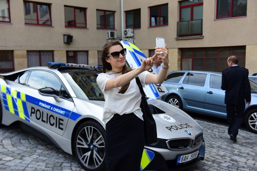 Policejní superžihadlo dorazilo do sídla krajského policejního ředitelství  na Kounicově ulici krátce po 18.hodině. A okamžitě se stalo objektem obdivu i selfie