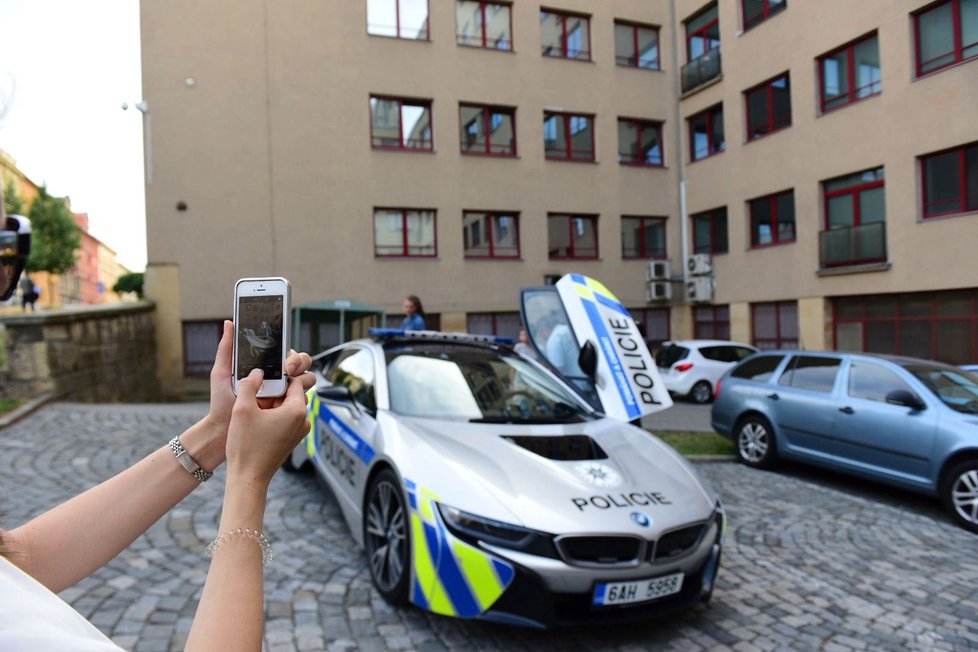 Policejní superžihadlo dorazilo do sídla krajského policejního ředitelství  na Kounicově ulici krátce po 18.hodině. Zpoždění způsobila omezení na dálnici D1