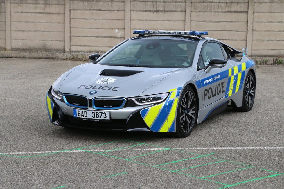 Půl roku budou policisté na jižní Moravě testovat na dálnicích a silnicích první třídy sportovní BMW i8. Dokáže jet rychlostí téměř 300 km/hod.