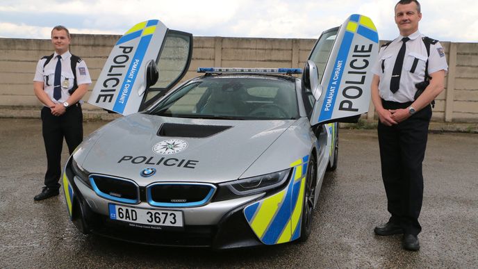 Půl roku budou policisté na jižní Moravě testovat na dálnicích a silnicích první třídy sportovní BMW i8. Dokáže jet rychlostí téměř 300 km/hod.