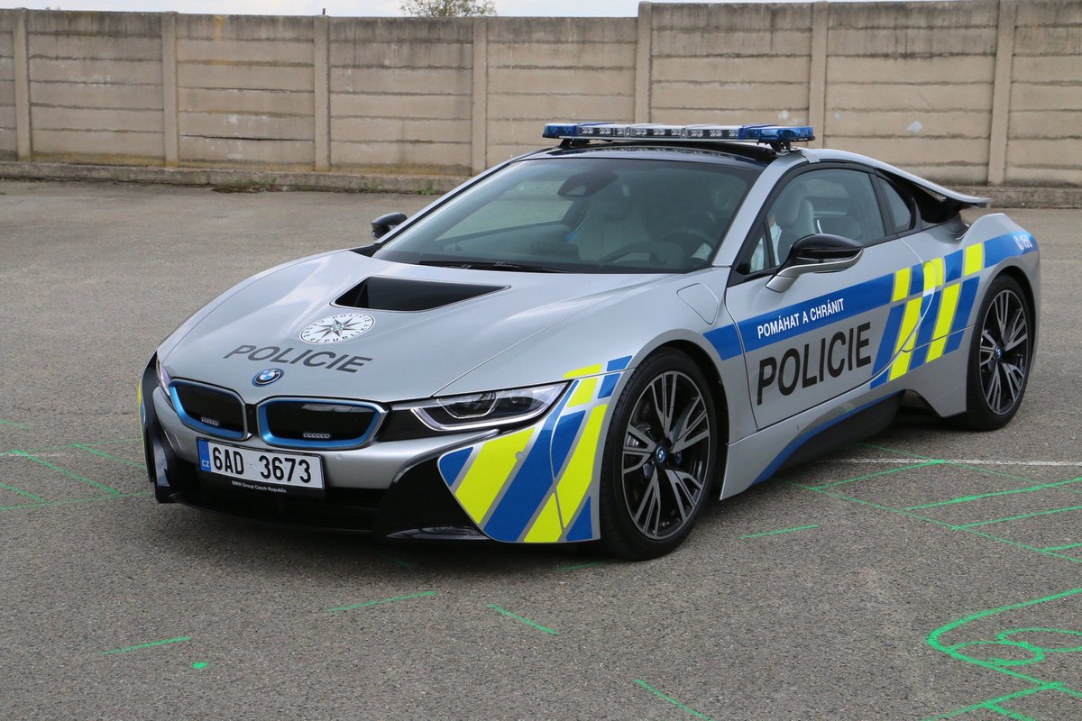 Proč policejní superauto, extrémně rychlé BMW, které měla Policie ČR zapůjčené k testování, ihned po havárii odvezla odtahovka v kontejneru, aby ho nikdo neviděl?