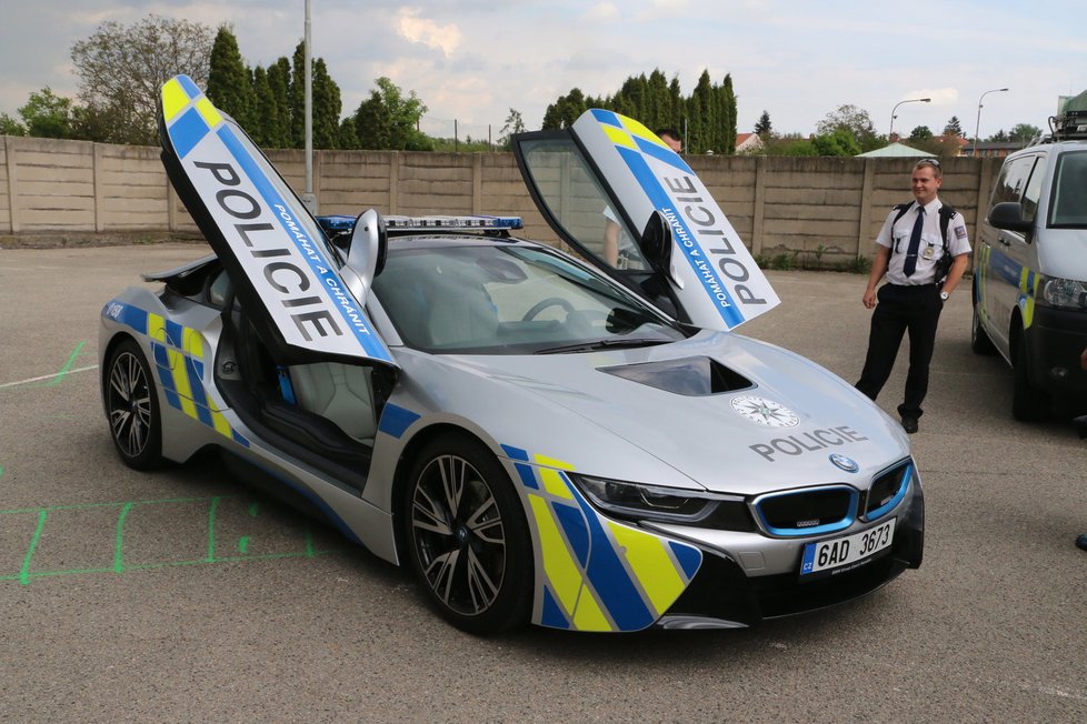 Půl roku budou policisté na jižní Moravě testovat na dálnicích a silnicích první třídy sportovní BMW i8. Dokáže jet rychlostí téměř 300 km/hod.