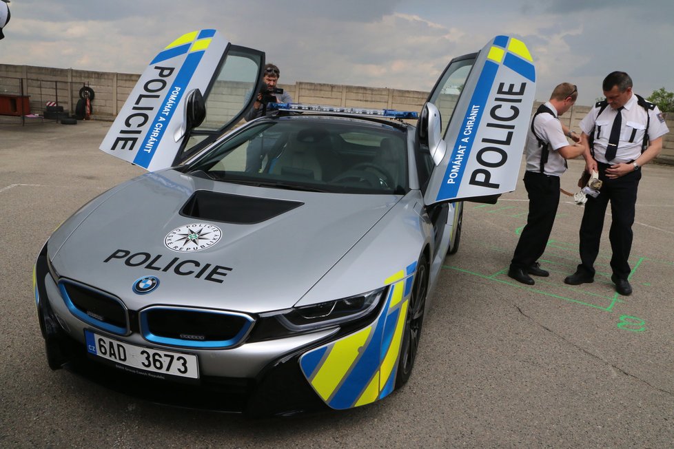 Půl roku měli mít policisté na jižní Moravě k dispozici na testování na dálnicích a silnicích první třídy sportovní BMW i8. Dokáže jet rychlostí téměř 300 km/hod.