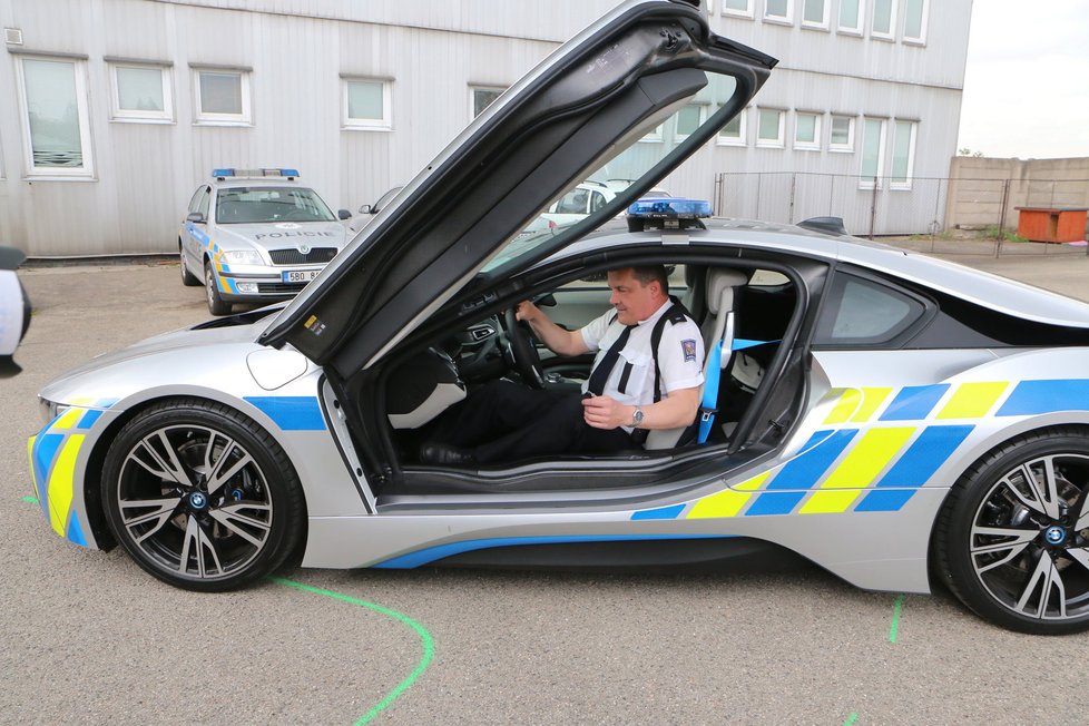 Půl roku měli policisté na jižní Moravě testovat na dálnicích a silnicích první třídy sportovní BMW i8. Dokáže jet rychlostí téměř 300 km/hod.