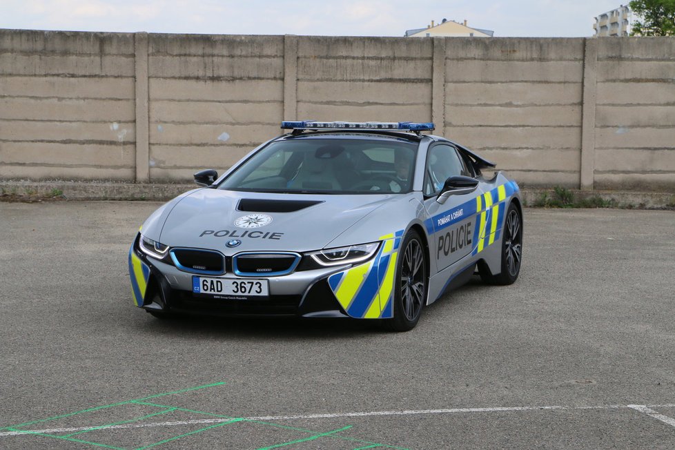 Půl roku měli mít policisté na jižní Moravě k dispozici na testování na dálnicích a silnicích první třídy sportovní BMW i8. Dokáže jet rychlostí téměř 300 km/hod.