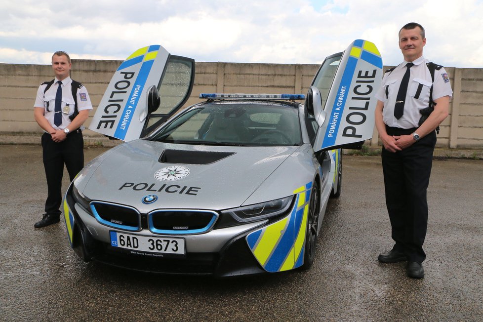 Půl roku měli mít policisté na jižní Moravě k dispozici na testování na dálnicích a silnicích první třídy sportovní BMW i8. Dokáže jet rychlostí téměř 300 km/hod.