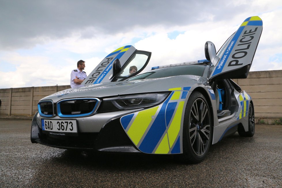 Půl roku měli mít policisté na jižní Moravě k dispozici na testování na dálnicích a silnicích první třídy sportovní BMW i8. Dokáže jet rychlostí téměř 300 km/hod.