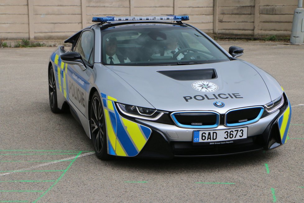 Půl roku měli mít policisté na jižní Moravě k dispozici na testování na dálnicích a silnicích první třídy sportovní BMW i8. Dokáže jet rychlostí téměř 300 km/hod.