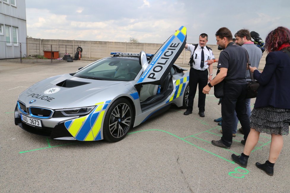 Půl roku budou policisté na jižní Moravě testovat na dálnicích a silnicích první třídy sportovní BMW i8. Dokáže jet rychlostí téměř 300 km/hod.