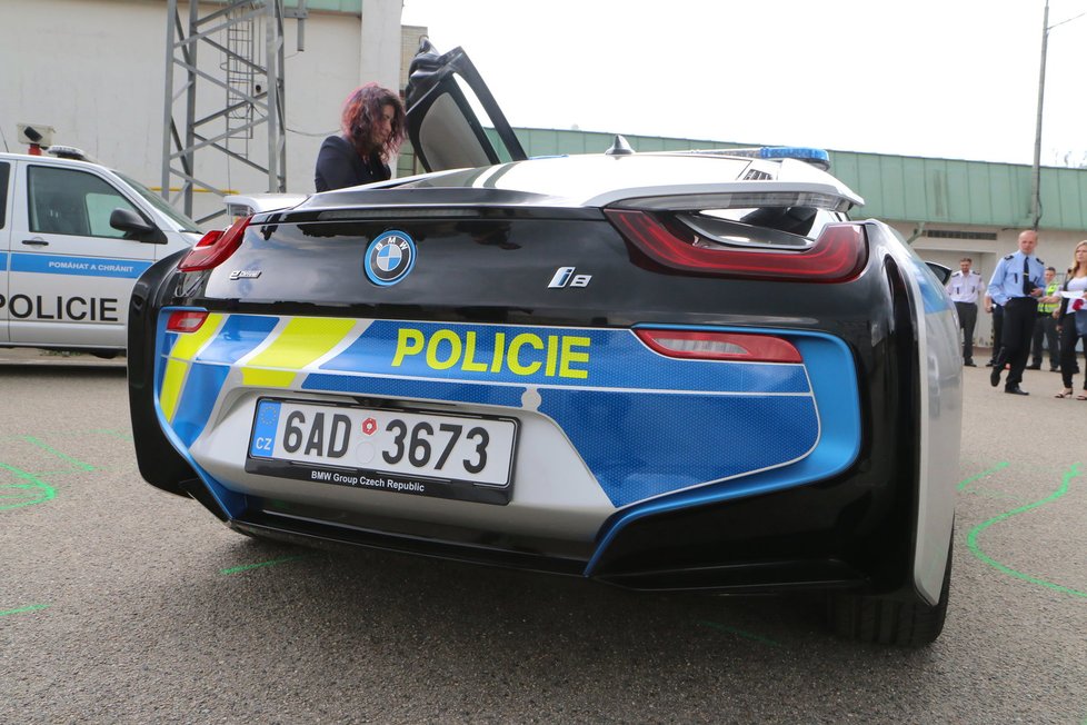 Půl roku měli mít policisté na jižní Moravě k dispozici na testování na dálnicích a silnicích první třídy sportovní BMW i8. Dokáže jet rychlostí téměř 300 km/hod.