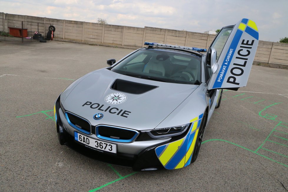 Půl roku měli mít policisté na jižní Moravě k dispozici na testování na dálnicích a silnicích první třídy sportovní BMW i8. Dokáže jet rychlostí téměř 300 km/hod.