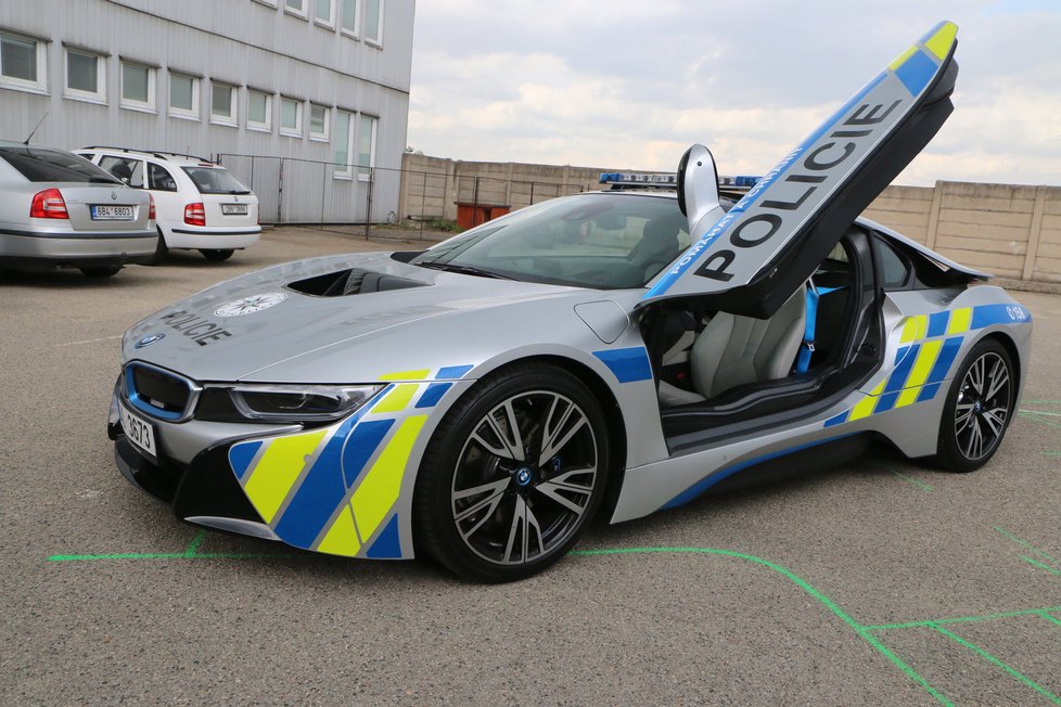 Půl roku měli mít policisté na jižní Moravě k dispozici na testování na dálnicích a silnicích první třídy sportovní BMW i8. Dokáže jet rychlostí téměř 300 km/hod.