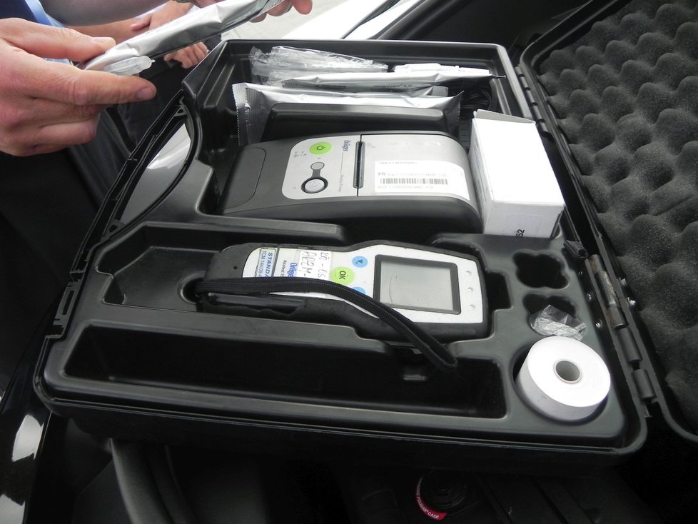 Ve výbavě nechybí ani kufřík s ruční kamerou měřící rychlost či testy na drogy a alkohol tester.