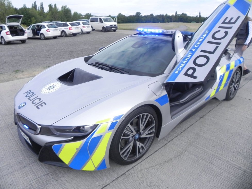 Hybrid BMW i8 číslo 2. Po květnové nehodě nyní společnost BMW Geoup zapůjčila jihomoravské policii druhý supersportovní speciál. Do ostré služby vyrazí už ve středu.