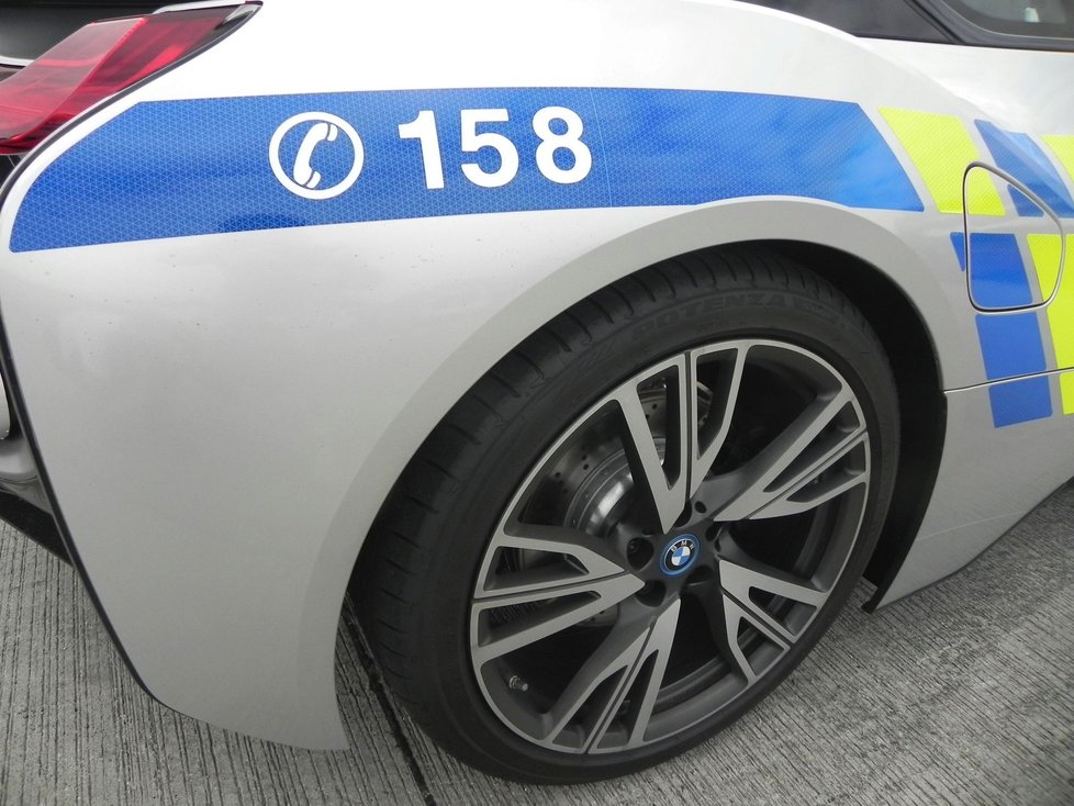 Hybrid BMW i8 číslo 2. Po květnové nehodě nyní společnost BMW Group zapůjčila jihomoravské policii druhý supersportovní speciál. Do ostré služby vyrazí už ve středu.