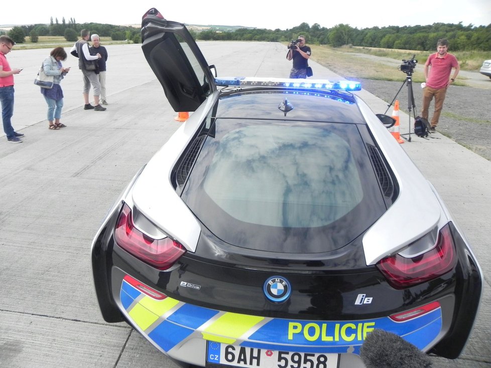 Hybrid BMW i8 číslo 2. Po květnové nehodě nyní společnost BMW Group zapůjčila jihomoravské policii druhý supersportovní speciál. Do ostré služby vyrazí už ve středu