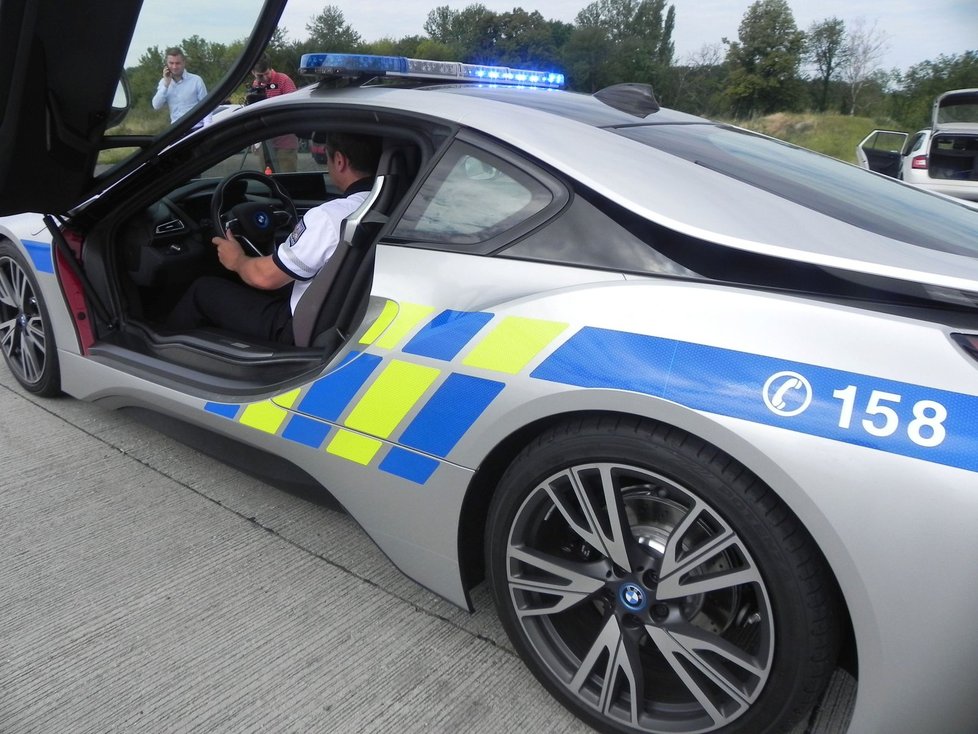 Hybrid BMW i8 číslo 2. Po květnové nehodě nyní společnost BMW Group zapůjčila jihomoravské policii druhý supersportovní speciál. Do ostré služby vyrazí už ve středu.