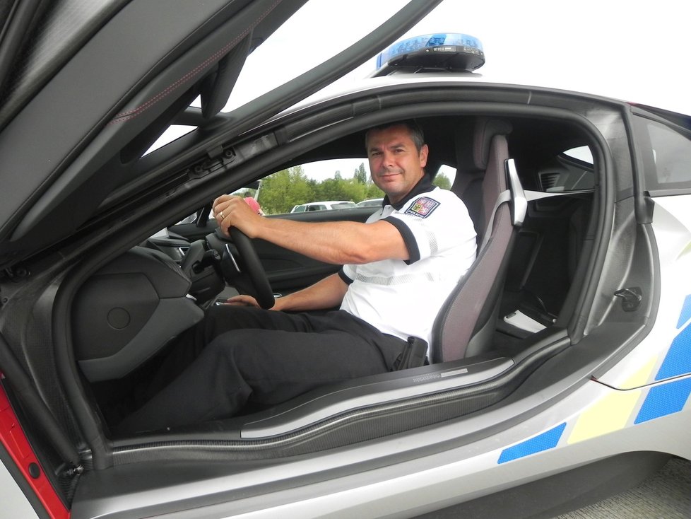 Hybrid BMW i8 číslo 2. Po květnové nehodě nyní společnost BMW Group zapůjčila jihomoravské policii druhý supersportovní speciál. U volantu policista Jindřich Rybka.