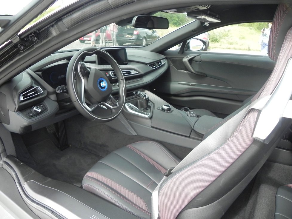 Hybrid BMW i8 číslo 2. Po květnové nehodě nyní společnost BMW Group zapůjčila jihomoravské policii druhý supersportovní speciál. Do ostré služby vyrazí už ve středu.