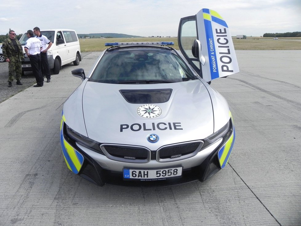 Hybrid BMW i8 číslo 2. Po květnové nehodě nyní společnost BMW Group zapůjčila jihomoravské policii druhý supersportovní speciál. Do ostré služby vyrazí už ve středu.