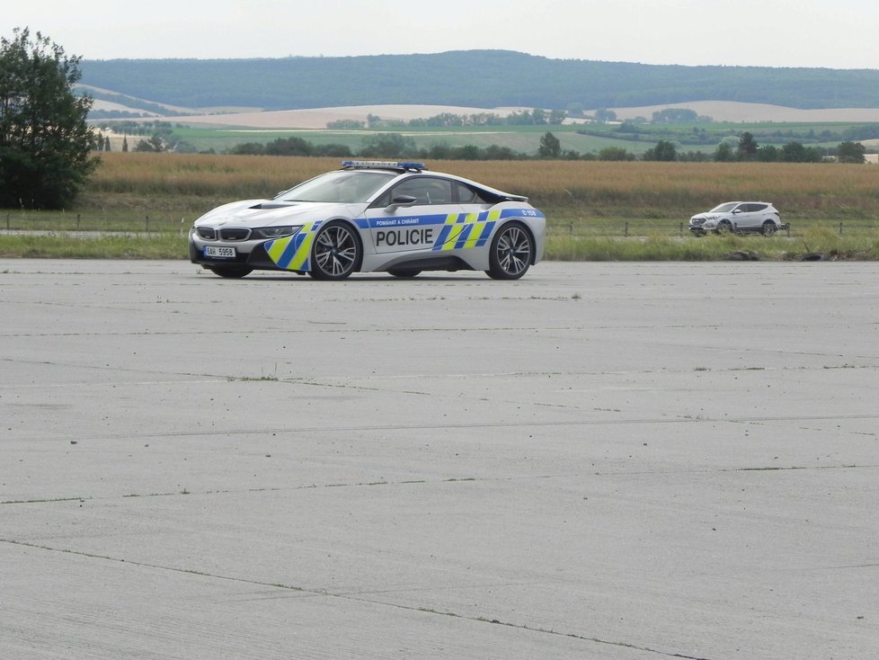 Hybrid BMW i8 číslo 2. Po květnové nehodě nyní společnost BMW Group zapůjčila jihomoravské policii druhý supersportovní speciál. Do ostré služby vyrazí už ve středu