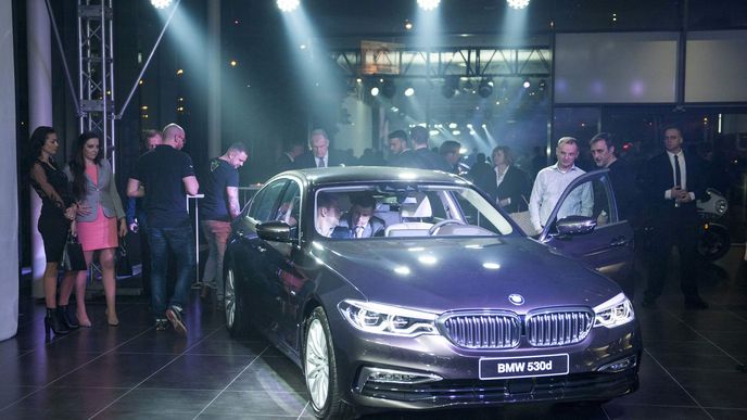 BMW 5 G30 bylo představeno v pražském autosalonu Invelt formou videomappingu.